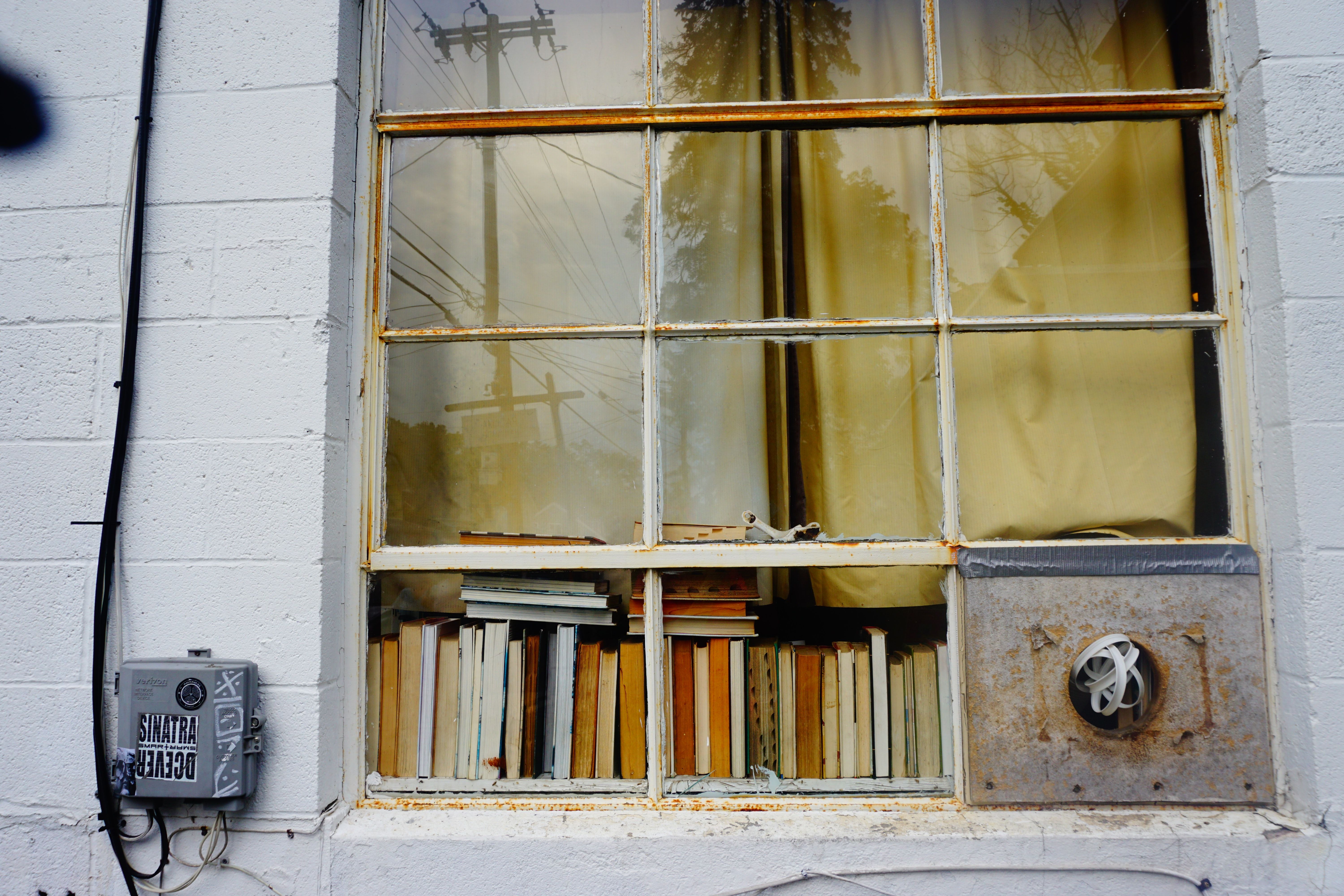 Bücher auf einer Fensterbank.